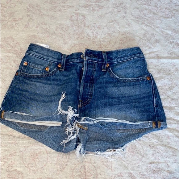 Levi’s Mid Rise Shorts - Picture 1 of 2